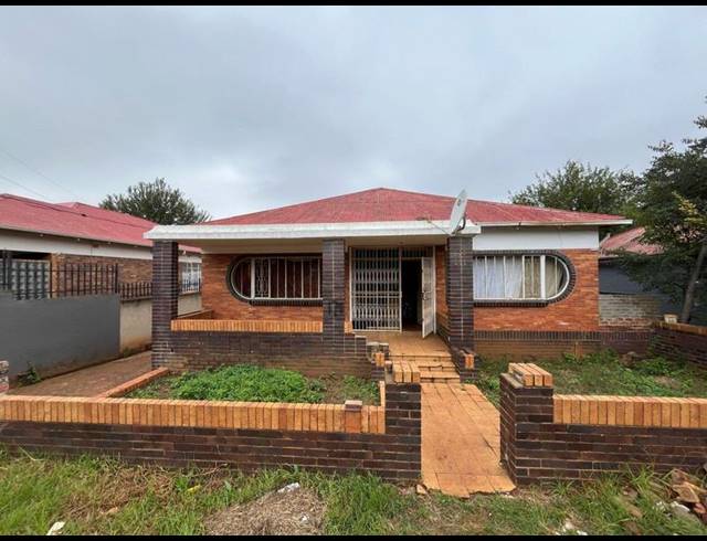7 BEDROOM HOUSE FOR SALE IN BEZUIDENHOUT VALLEY